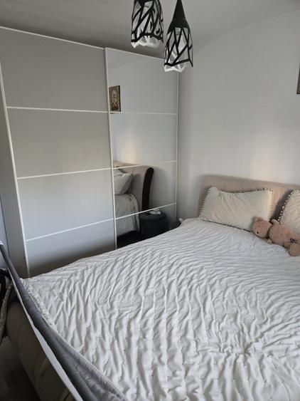 Apartament cu 3 camere semidecomandat în Vitan