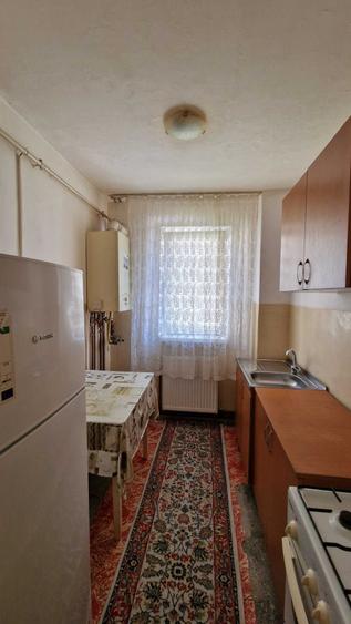 Apartament cu 4 camere semidecomandat în Craiovița Nouă
