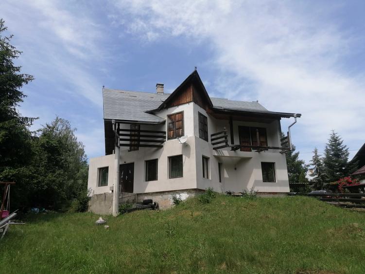 Casă cu 4 camere în Vârfu Dealului