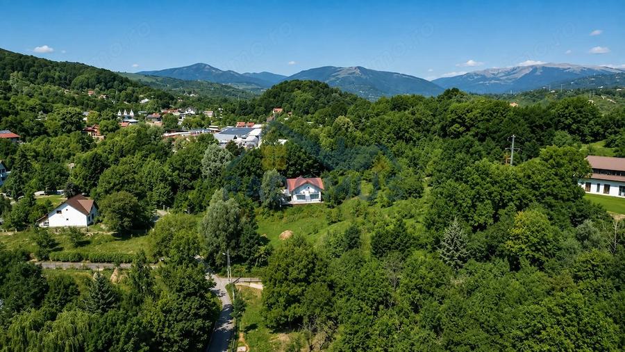Casă cu 8 camere cu Canalizare în Breaza de Sus