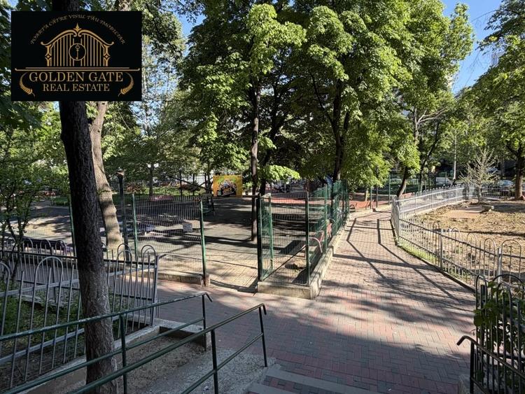 Apartament cu 3 camere semidecomandat, mobilat în Dristor