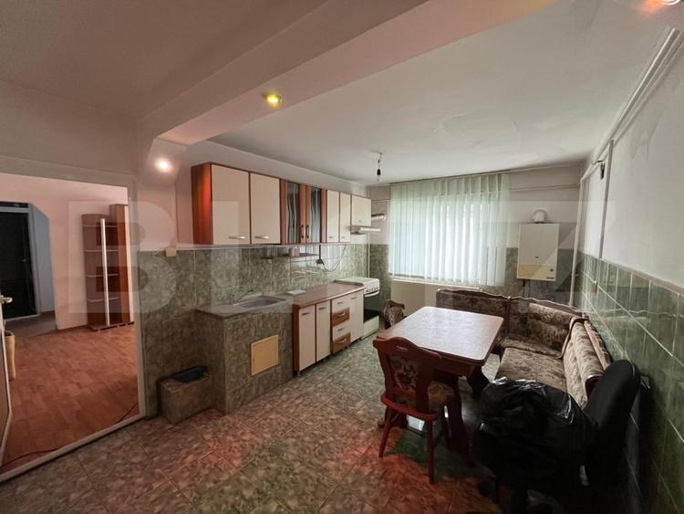 Apartament cu 3 camere semidecomandat, mobilat în Rovinari