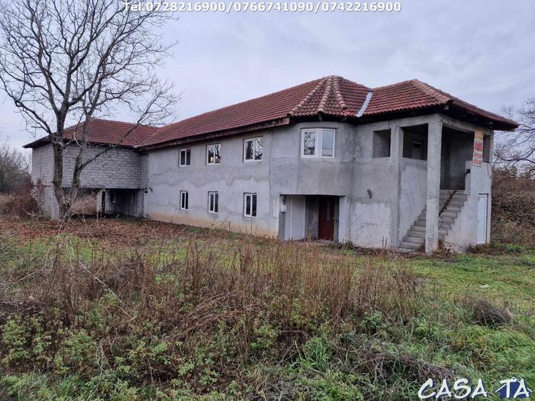 Casă individuală cu 6 camere cu Teren 10756 Mp în Exterior Sud