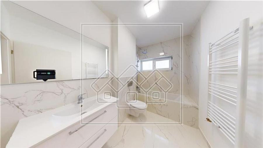 Penthouse cu 4 camere semidecomandat în Exterior Vest