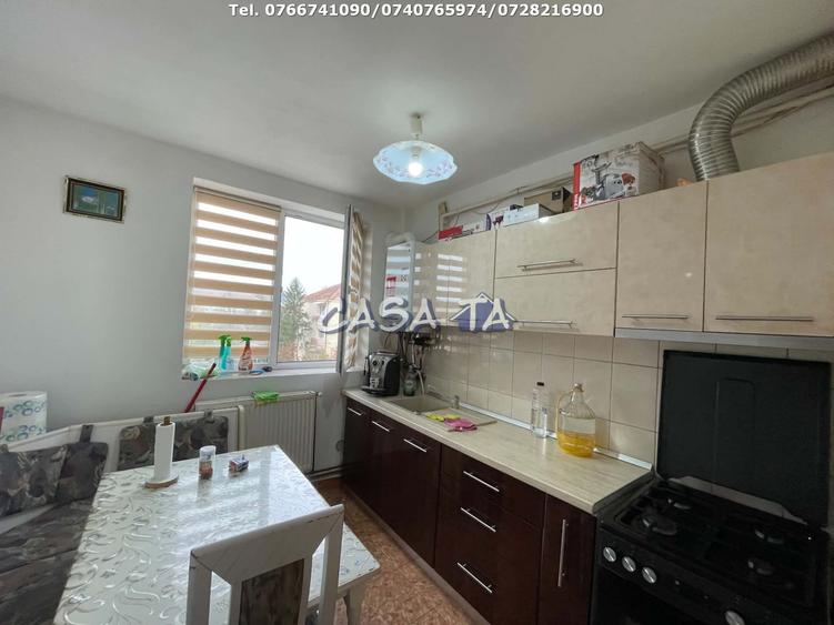 Apartament cu 2 camere semidecomandat, mobilat în 1 Mai
