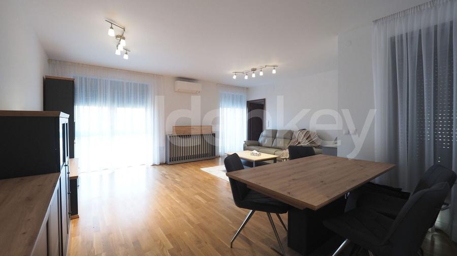 Apartament cu 4 camere semidecomandat în Băneasa