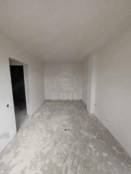 Apartament cu 3 camere semidecomandat în Florești