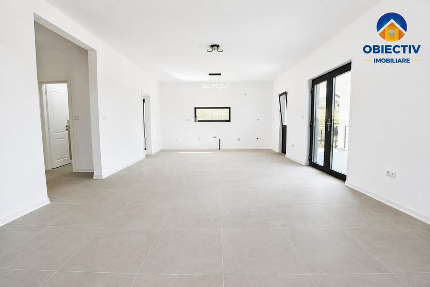 Casă individuală cu 4 camere cu Teren 500 Mp în Est