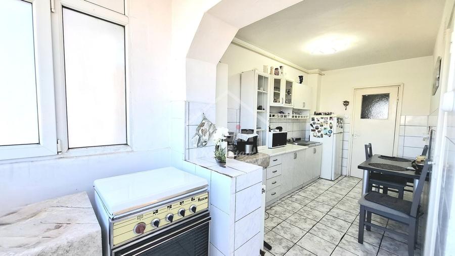 Apartament cu 3 camere decomandat în Astra