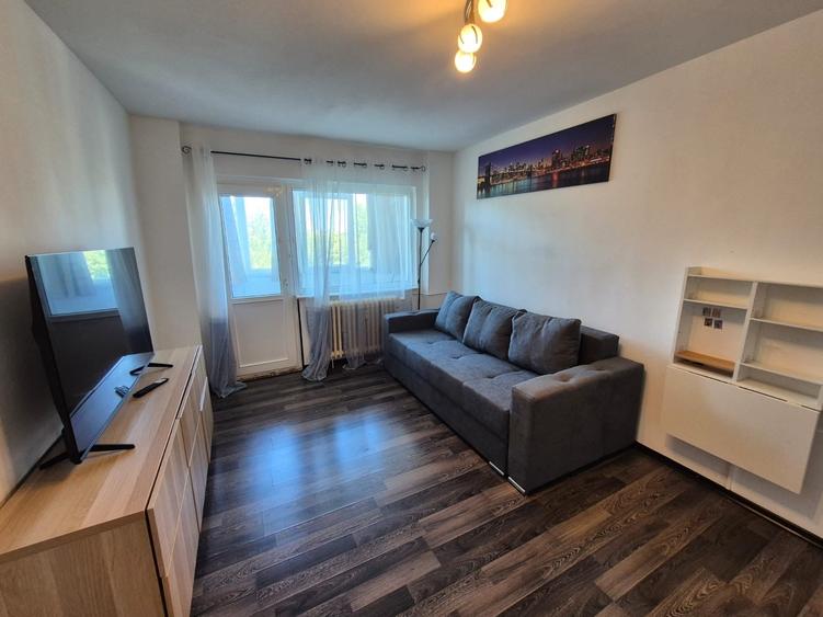 Apartament cu 3 camere decomandat, mobilat în Alexandru Obregia