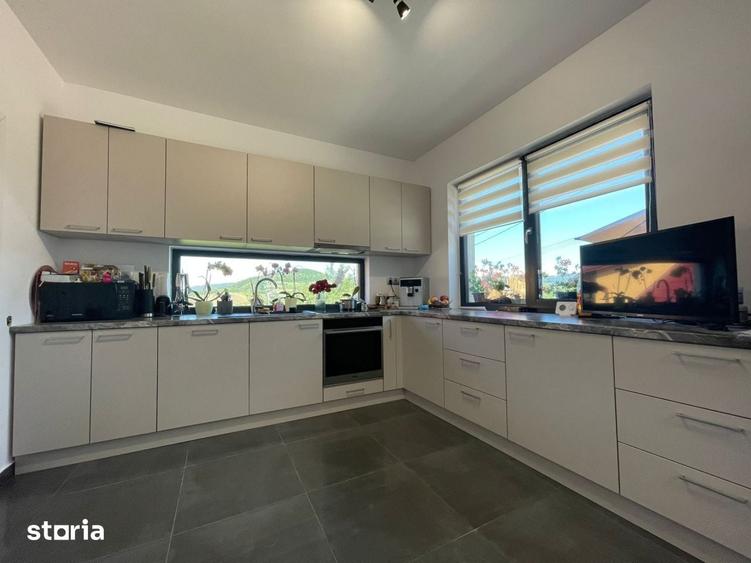 Casa individuala de vanzare cu 4 camere, amplasata pe un teren de 412 - 3