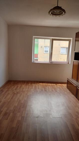 Apartament cu 3 camere decomandat în Berzasca