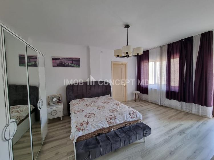 Casă individuală cu 8 camere cu Canalizare în Ultracentral
