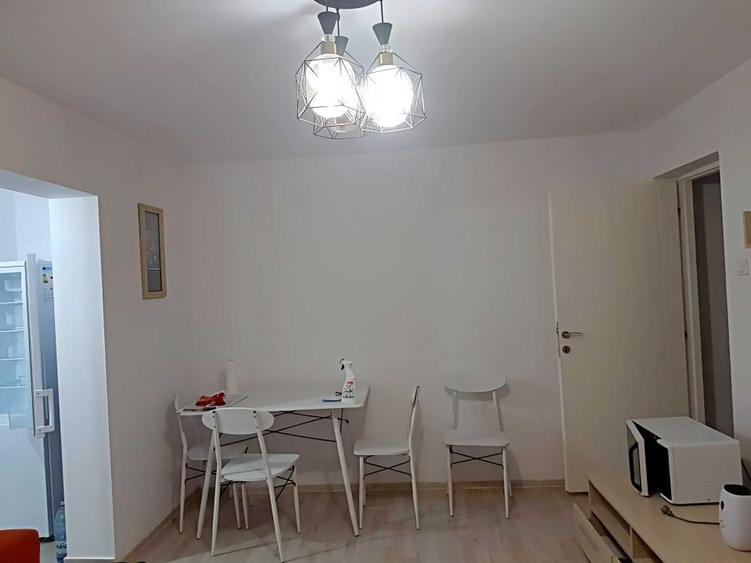 Apartament cu 3 camere semidecomandat în Kogălniceanu