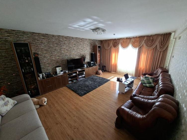 Casă individuală cu 5 camere cu Teren 722 Mp în Central