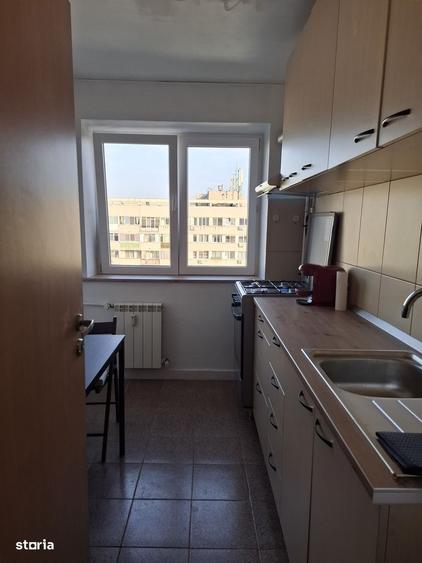 Apartament cu 3 camere semidecomandat, mobilat în Uverturii