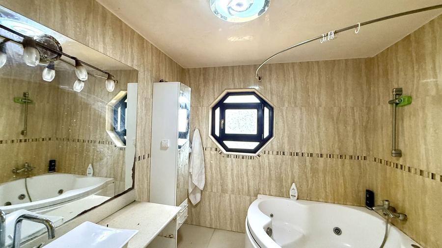 Duplex cu 5 camere cu Canalizare în Exterior Sud