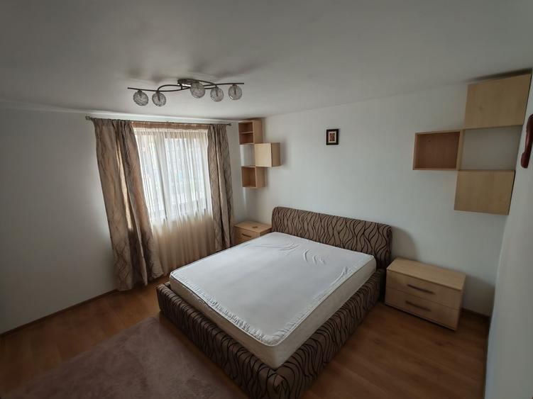 Apartament cu 3 camere decomandat în Tractorul