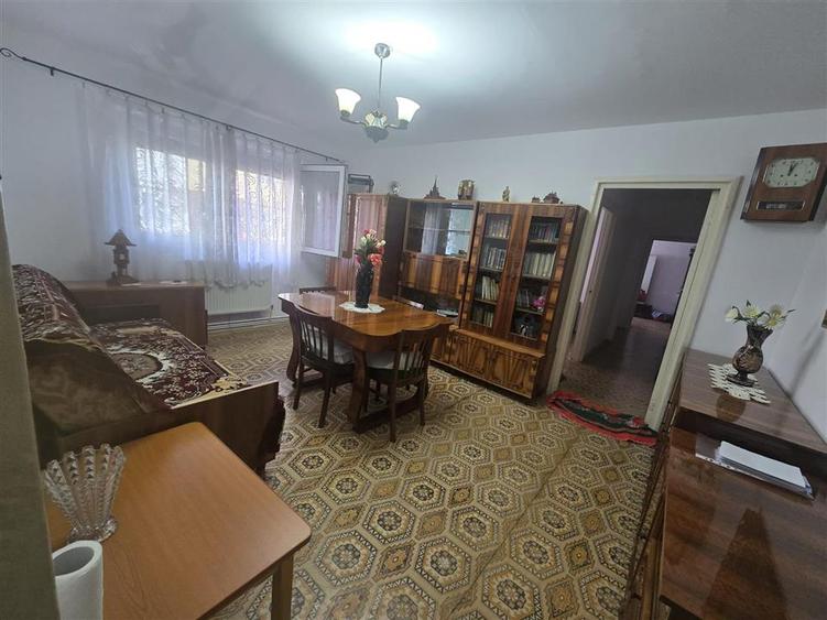 Apartament cu 3 camere semidecomandat în Central