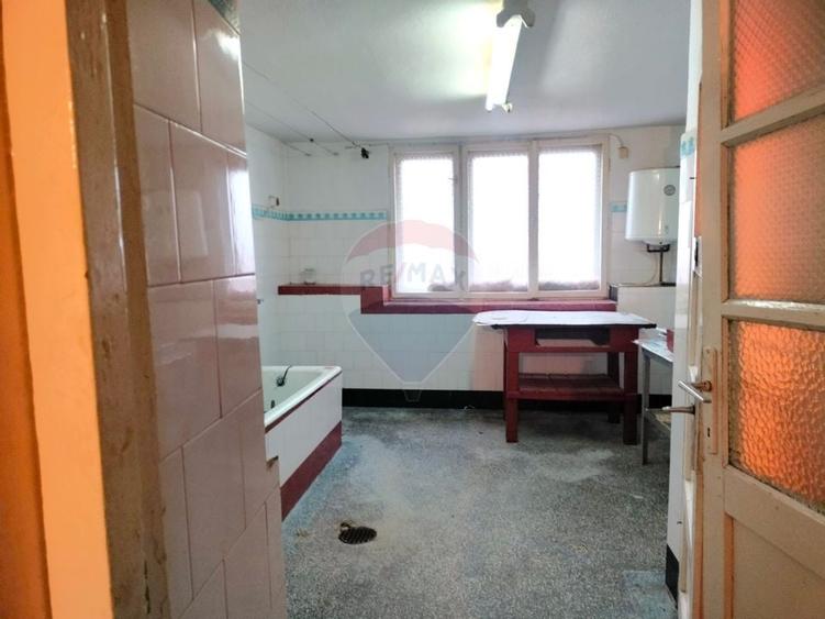 Casă individuală cu 4 camere cu Canalizare în Central