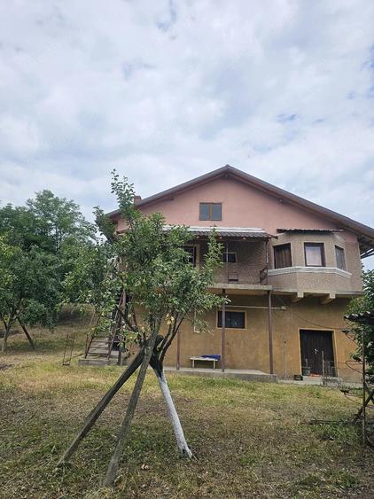 Casă cu 4 camere cu Teren 2000 Mp în Central