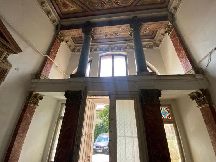 Casă individuală cu 8 camere cu Canalizare în Calea Călărașilor