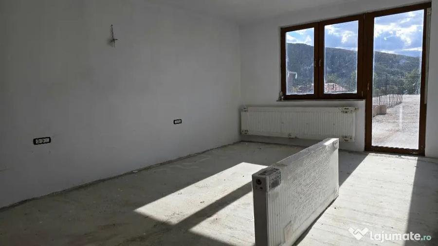 Casă cu 8 camere cu Teren 830 Mp în Brănișca