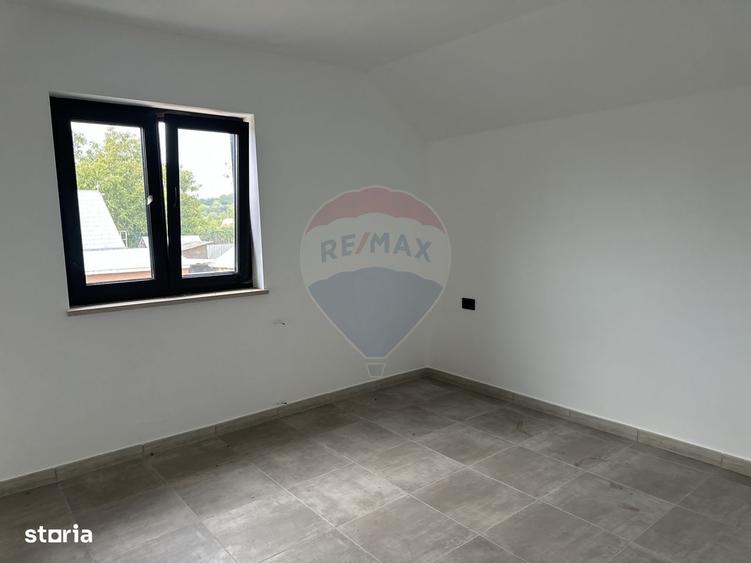 Casă cu 4 camere în Cotu Vameș