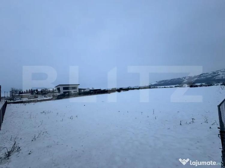 Teren de 6700 mp, în Central