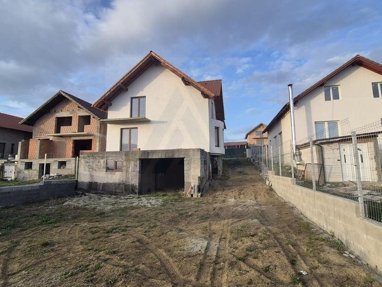 Casă individuală cu 5 camere cu Canalizare în Șura Mare