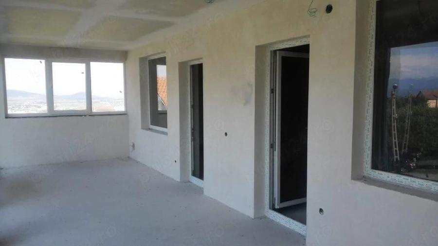 Casă cu 9 camere cu Teren 500 Mp în Vulcan