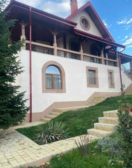 Casă individuală cu 7 camere cu Canalizare în Bucium