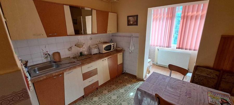 Apartament cu 3 camere decomandat în Est