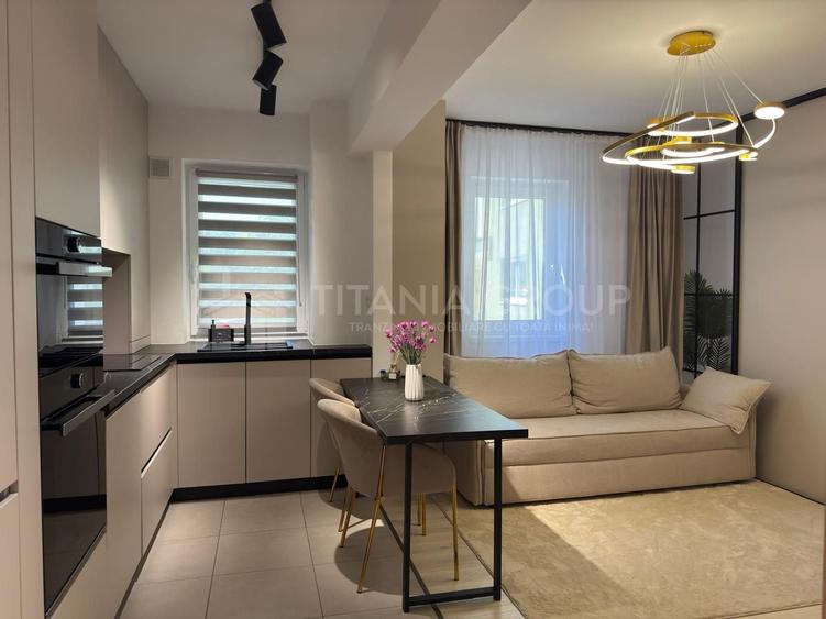 Apartament cu 3 camere semidecomandat în Tractorul