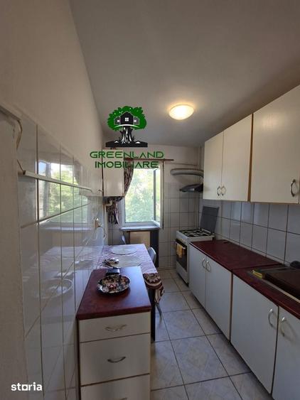 Apartament cu 3 camere în Podu Roș