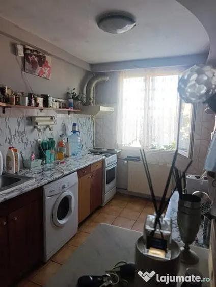 Apartament cu 3 camere semidecomandat în Titan