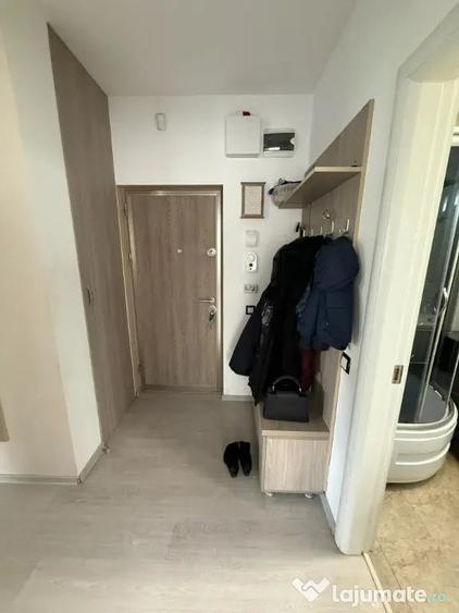 Apartament cu 3 camere semidecomandat în Europa