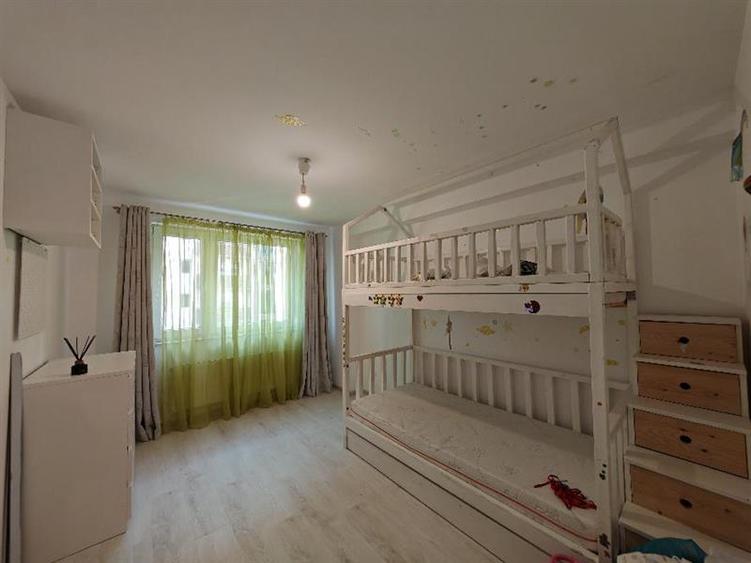 Apartament cu 3 camere decomandat, mobilat în Tractorul