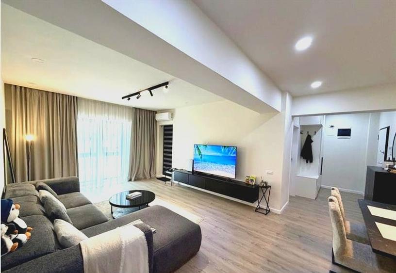 Apartament cu 3 camere semidecomandat, mobilat în Pipera