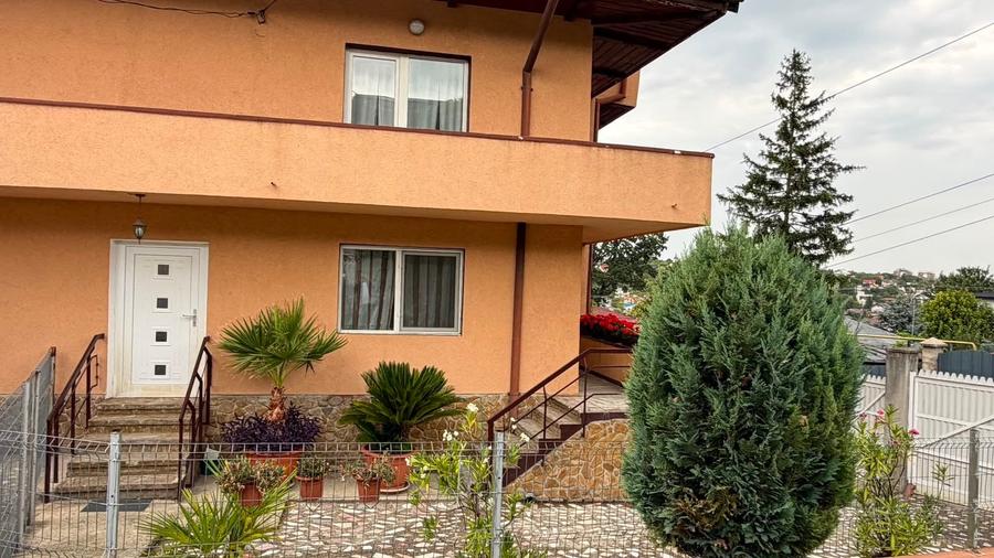 Casă individuală cu 7 camere cu Canalizare în Sărărie