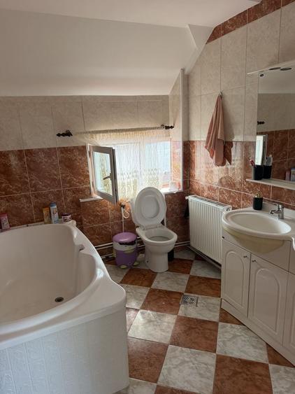 Apartament cu 5 camere decomandat în Palazu Mare