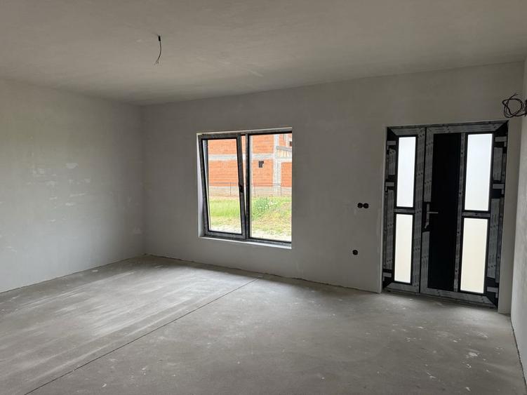 Casă cu 3 camere cu Teren 300 Mp în Joița