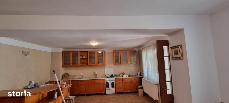 Casă cu 8 camere cu Teren 2530 Mp în Măneciu