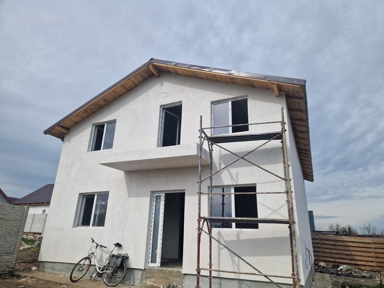 Casă cu 5 camere cu Teren 222 Mp în Lumina