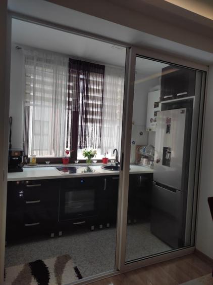 Apartament cu 3 camere decomandat în Tractorul