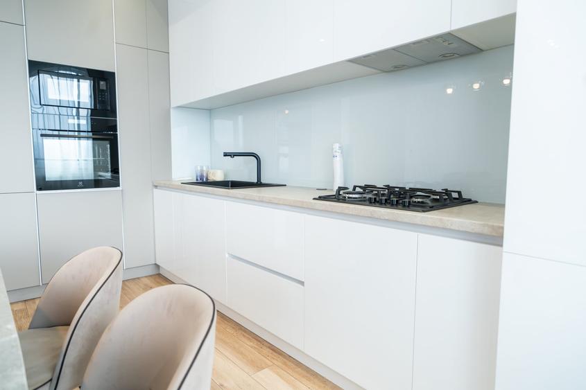 Apartament cu 3 camere semidecomandat, mobilat în P-ța Mihai Viteazul