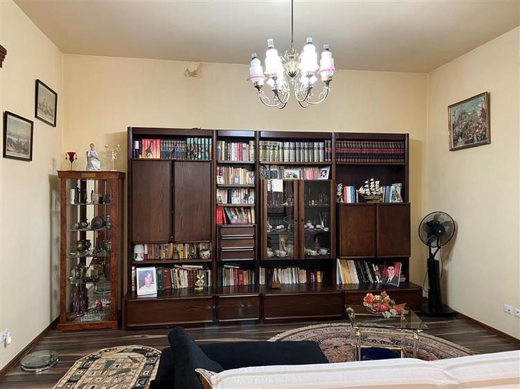 Casă individuală cu 6 camere cu Teren 511 Mp în Central