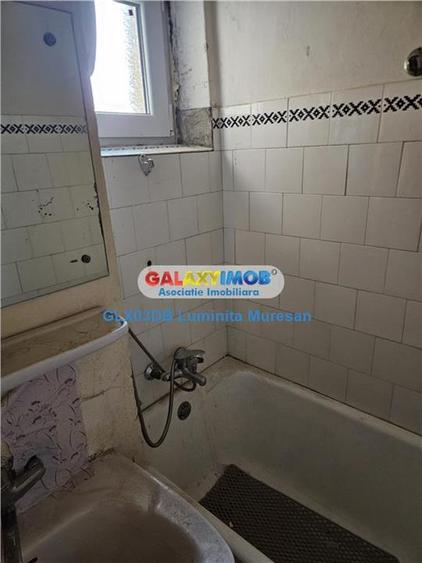 Apartament cu 3 camere semidecomandat în Micro 6