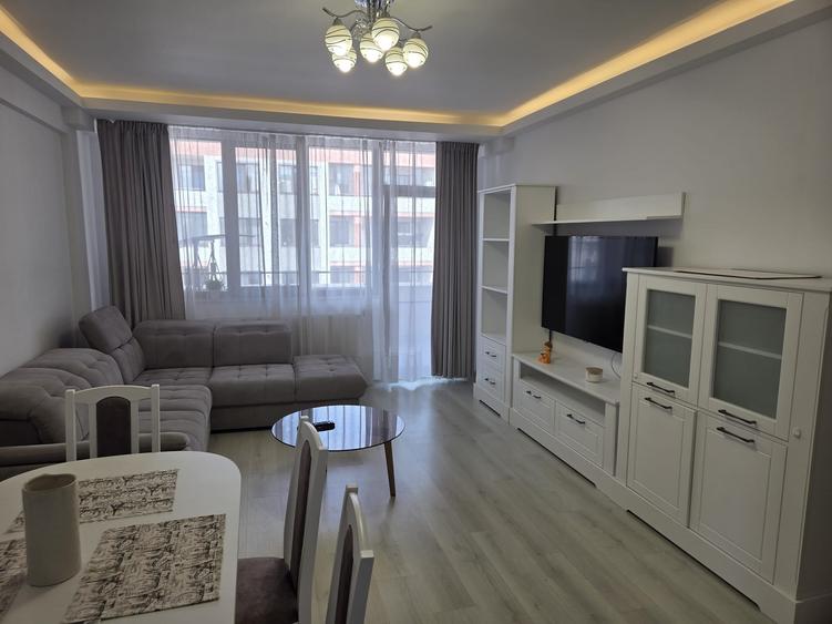 Apartament cu 3 camere decomandat în Tractorul