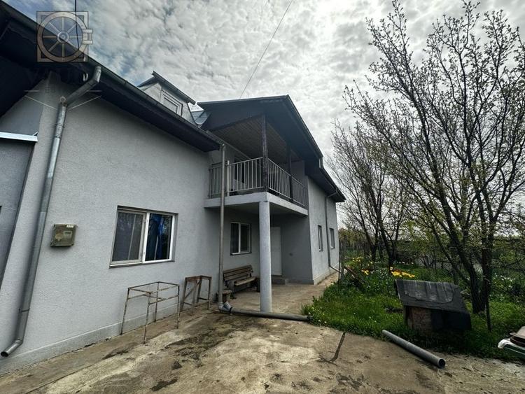 Casă individuală cu 5 camere cu Canalizare în Frumușani